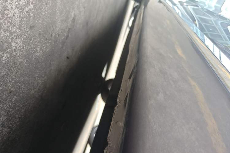 Used Hongqi H5 2024 2.0T Automatic Smart Connect Flagship Edition Left Side Sill