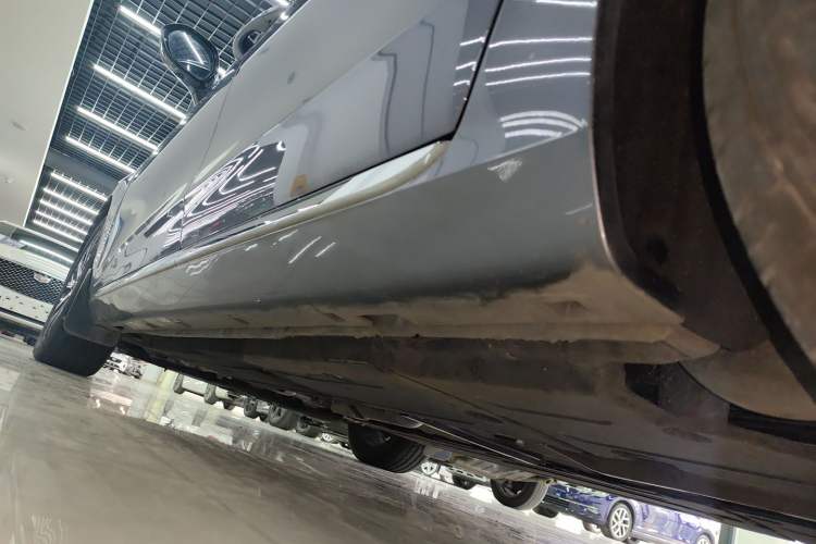 Used Hongqi H5 2024 2.0T Automatic Smart Connect Flagship Edition Left Side Sill