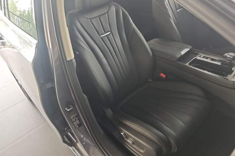 Used Hongqi H5 2024 2.0T Automatic Smart Connect Flagship Edition Right Front Seat