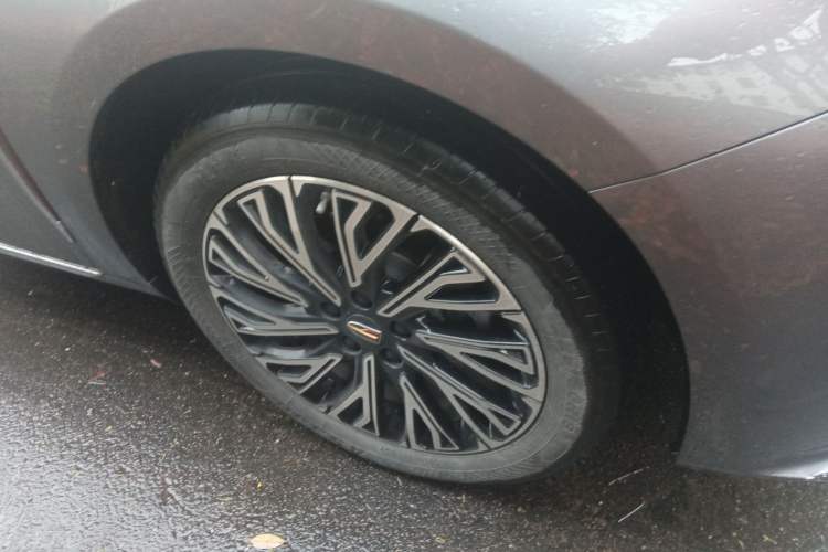 Used Hongqi H5 2024 2.0T Automatic Smart Connect Flagship Edition Right Front Wheel Hub