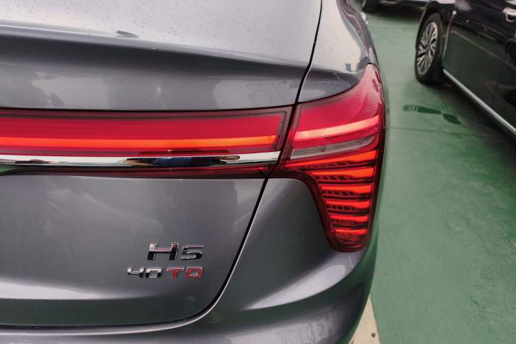 Used Hongqi H5 2024 2.0T Automatic Smart Connect Flagship Edition Right Rear Taillight