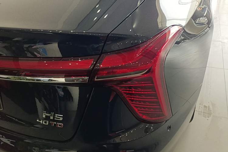 Used Hongqi H5 2024 2.0T Automatic Smart Connect Flagship Edition Right Rear Taillight