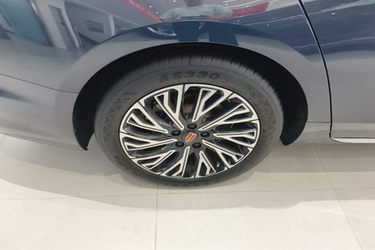 Used Hongqi H5 2024 2.0T Automatic Smart Connect Flagship Edition Right Rear Wheel Hub