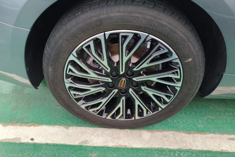 Used Hongqi H5 2024 2.0T Automatic Smart Connect Flagship Edition Right Rear Wheel Hub