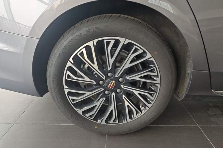 Used Hongqi H5 2024 2.0T Automatic Smart Connect Flagship Edition Right Rear Wheel Hub