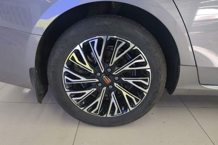 Used Hongqi H5 2024 2.0T Automatic Smart Connect Flagship Edition Right Rear Wheel Hub