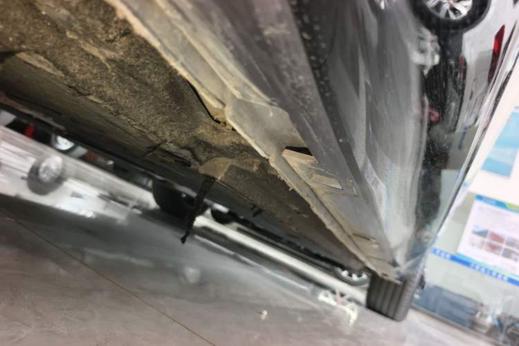 Used Hongqi H5 2024 2.0T Automatic Smart Connect Flagship Edition Right Side Sill