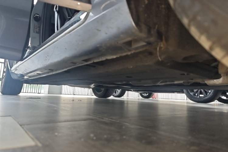 Used Hongqi H5 2024 2.0T Automatic Smart Connect Flagship Edition Right Side Sill