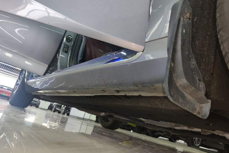 Used Hongqi H5 2024 2.0T Automatic Smart Connect Flagship Edition Right Side Sill
