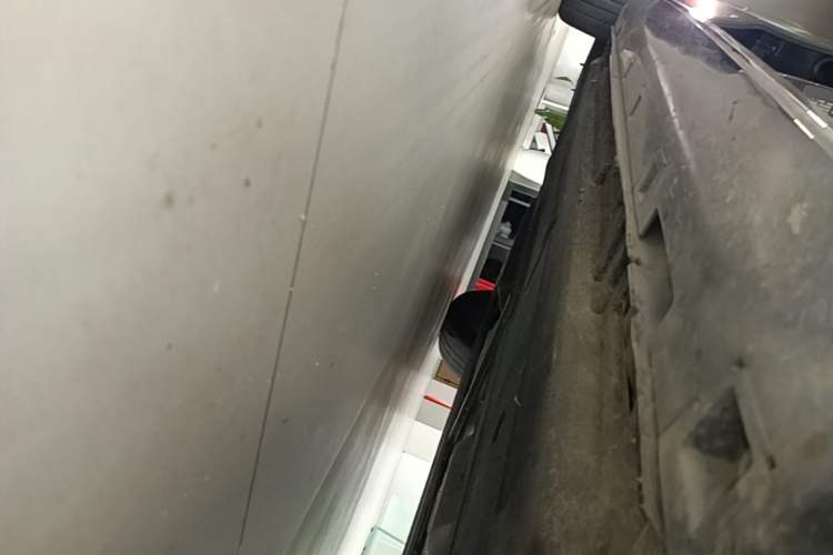 Used Hongqi H5 2024 2.0T Automatic Smart Connect Flagship Edition Right Side Sill
