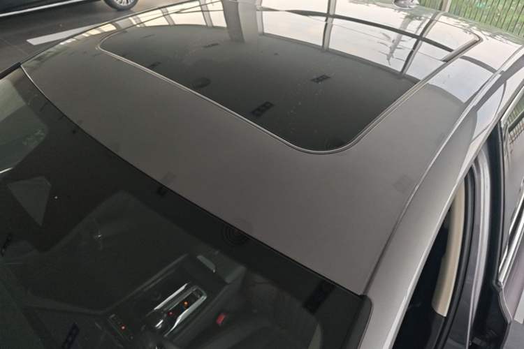 Used Hongqi H5 2024 2.0T Automatic Smart Connect Flagship Edition Roof