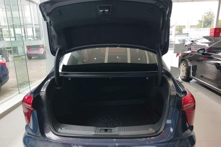 Used Hongqi H5 2024 2.0T Automatic Smart Connect Flagship Edition Trunk