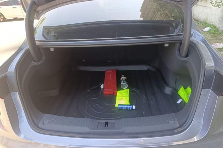 Used Hongqi H5 2024 2.0T Automatic Smart Connect Flagship Edition Trunk