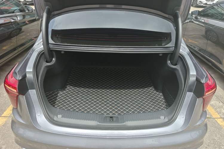 Used Hongqi H5 2024 2.0T Automatic Smart Connect Flagship Edition Trunk