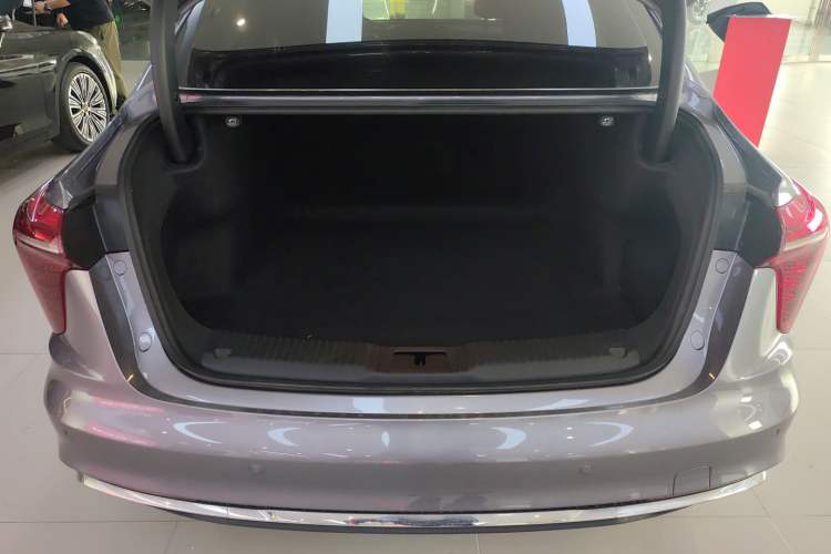 Used Hongqi H5 2024 2.0T Automatic Smart Connect Flagship Edition Trunk