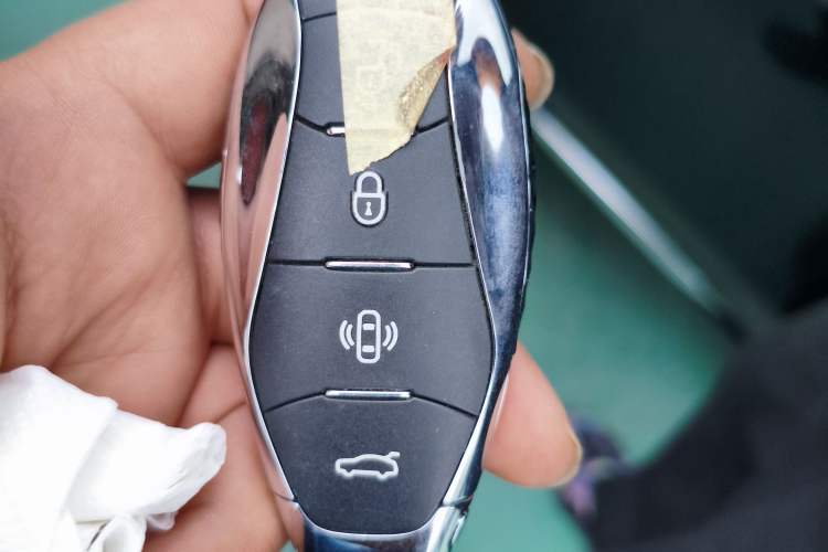 Used Hongqi H5 2024 2.0T Automatic Smart Connect Flagship Edition Vehicle Key