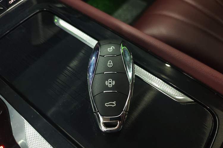 Used Hongqi H5 2024 2.0T Automatic Smart Connect Flagship Edition Vehicle Key