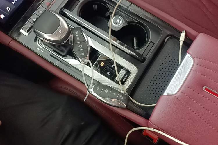 Used Hongqi H5 2024 2.0T Automatic Smart Connect Flagship Edition Vehicle Key