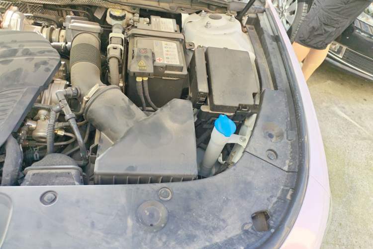 Used Hongqi H5 2024 2.0T Automatic Smart Connect Flagship Edition Engine Bay Left