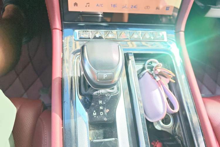 Used Hongqi H5 2024 2.0T Automatic Smart Connect Flagship Edition Gear Lever