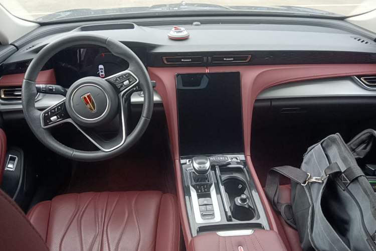 Used Hongqi H5 2024 2.0T Automatic Smart Connect Flagship Edition Center Console