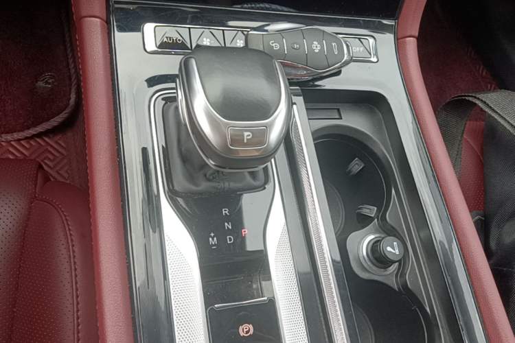 Used Hongqi H5 2024 2.0T Automatic Smart Connect Flagship Edition Gear Lever