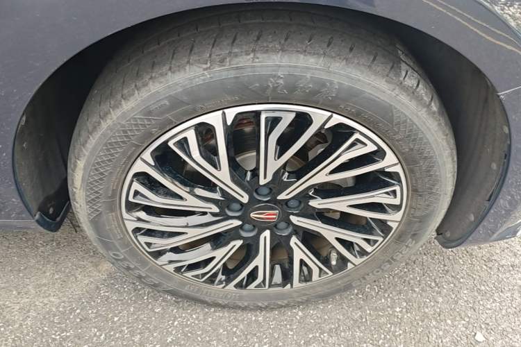 Used Hongqi H5 2024 2.0T Automatic Smart Connect Flagship Edition Right Front Wheel Hub