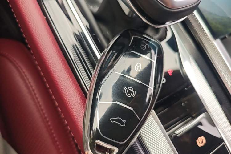 Used Hongqi H5 2024 2.0T Automatic Smart Connect Flagship Edition Vehicle Key