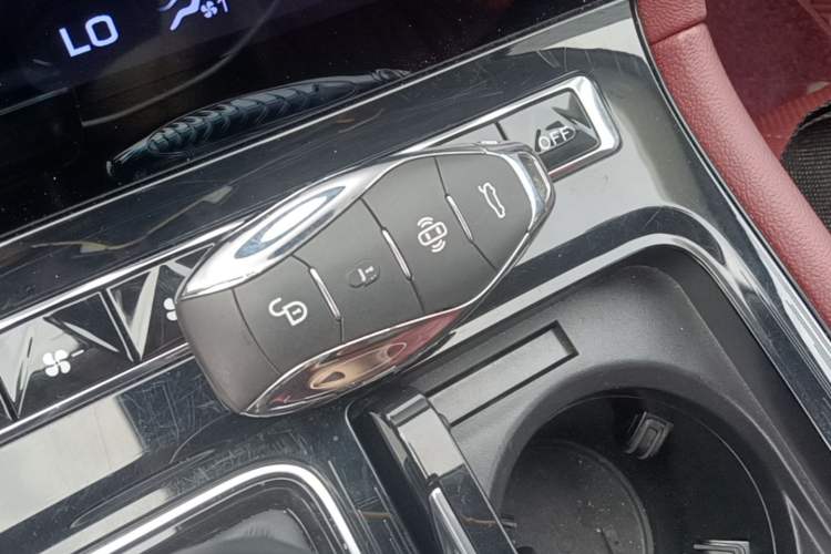 Used Hongqi H5 2024 2.0T Automatic Smart Connect Flagship Edition Vehicle Key