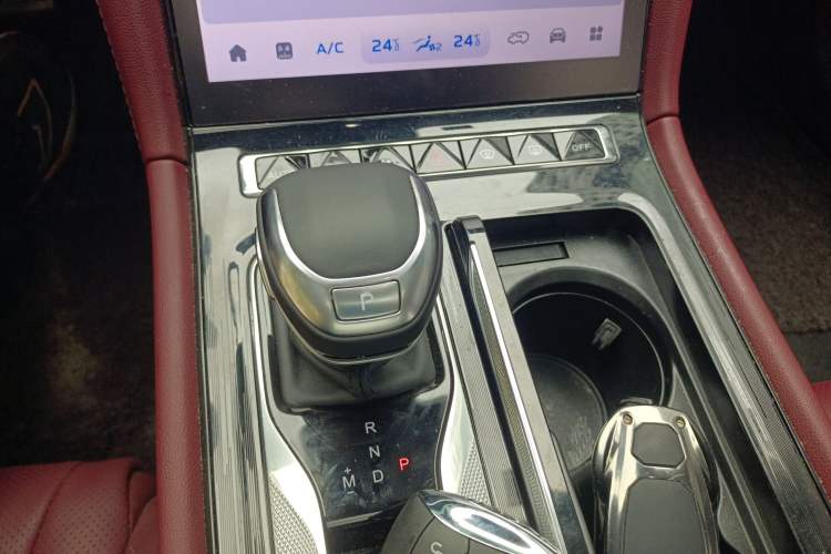 Used Hongqi H5 2024 2.0T Automatic Smart Connect Flagship Edition Gear Lever