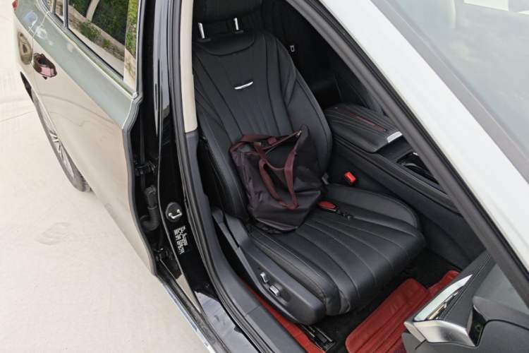 Used Hongqi H5 2024 1.5T DCT Smart Connect Flagship Edition Right Front Seat