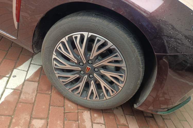 Used Hongqi H5 2024 2.0T Automatic Smart Connect Flagship Edition Right Front Wheel Hub