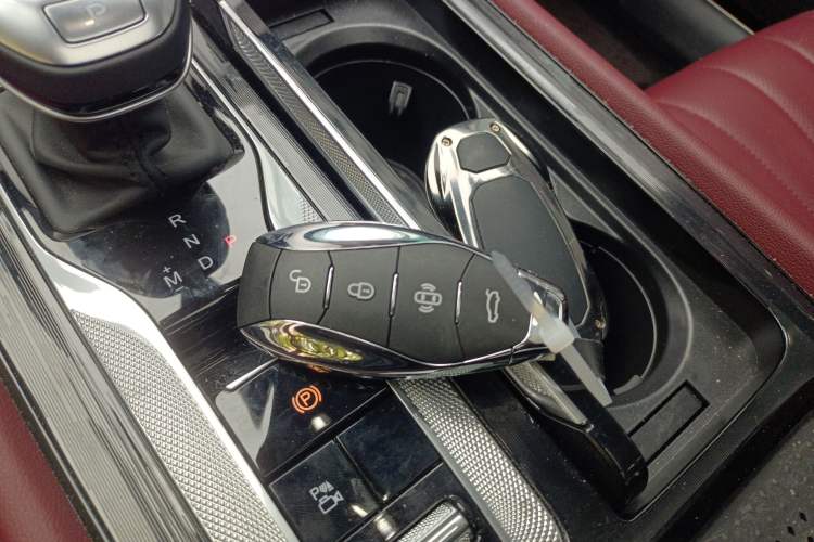 Used Hongqi H5 2024 2.0T Automatic Smart Connect Flagship Edition Vehicle Key