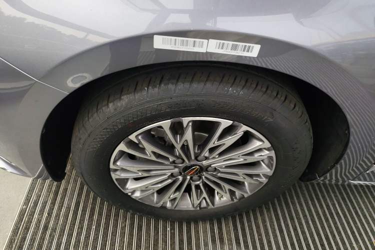 Used Hongqi H5 2024 2.0T Automatic Smart Connect Flagship Edition Left Front Wheel Hub