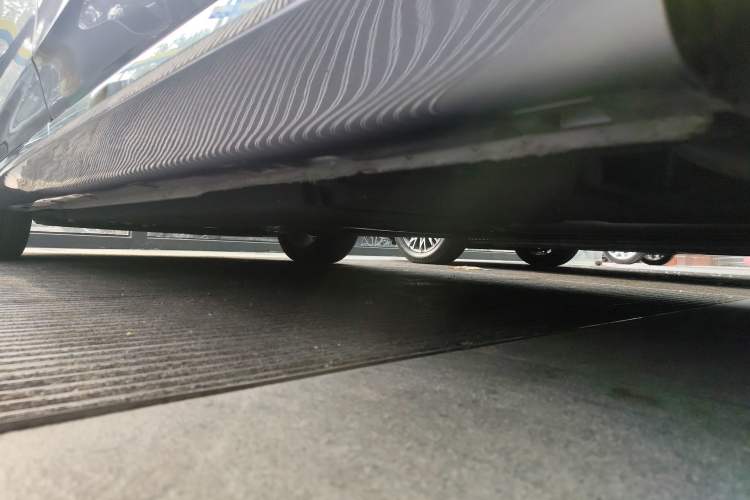 Used Hongqi H5 2024 2.0T Automatic Smart Connect Flagship Edition Left Side Sill