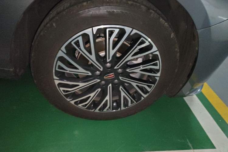 Used Hongqi H5 2024 2.0T Automatic Smart Connect Flagship Edition Right Front Wheel Hub