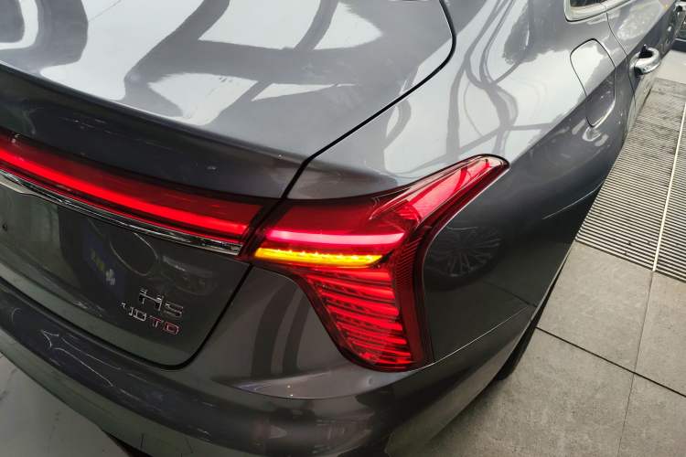 Used Hongqi H5 2024 2.0T Automatic Smart Connect Flagship Edition Right Rear Taillight