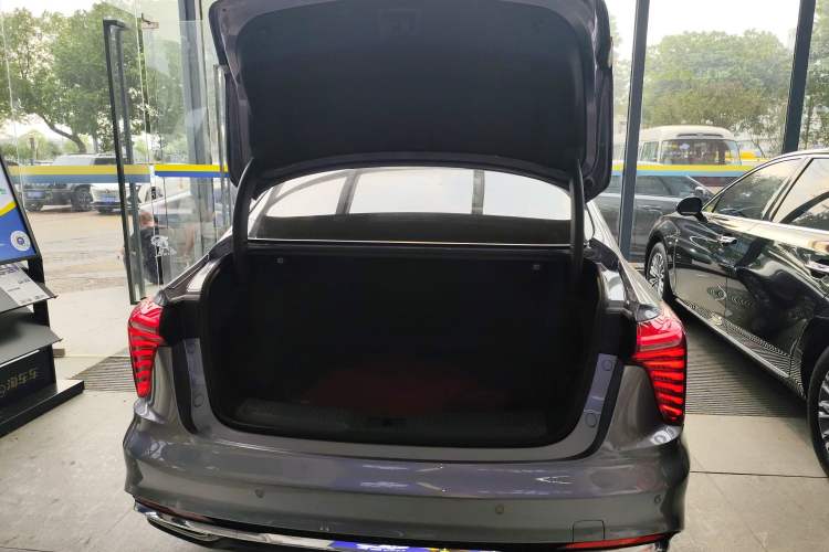 Used Hongqi H5 2024 2.0T Automatic Smart Connect Flagship Edition Trunk