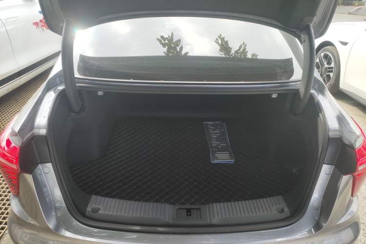 Used Hongqi H5 2024 2.0T Automatic Smart Connect Flagship Edition Trunk