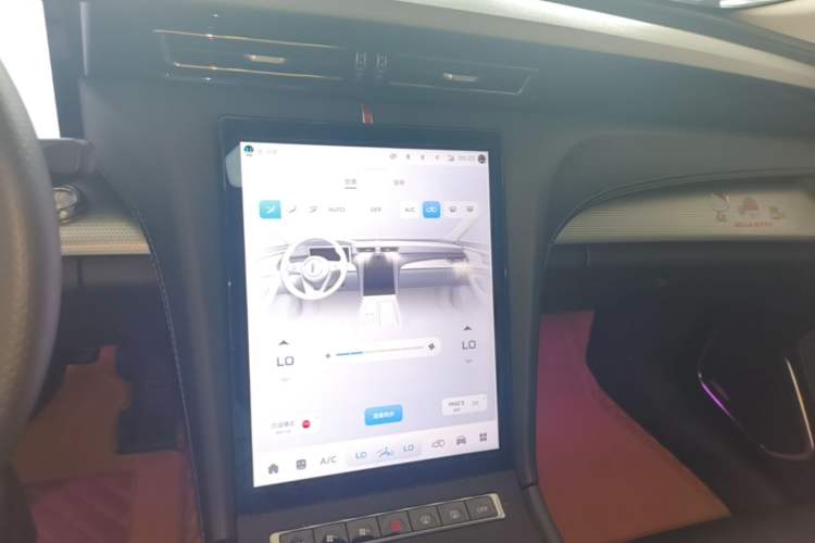 Used Hongqi H5 2024 2.0T Automatic Smart Connect Flagship Edition Audio And AC Panel