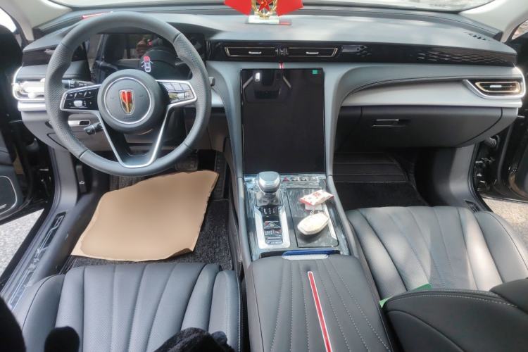 Used Hongqi H5 2024 2.0T Automatic Smart Connect Flagship Edition Center Console