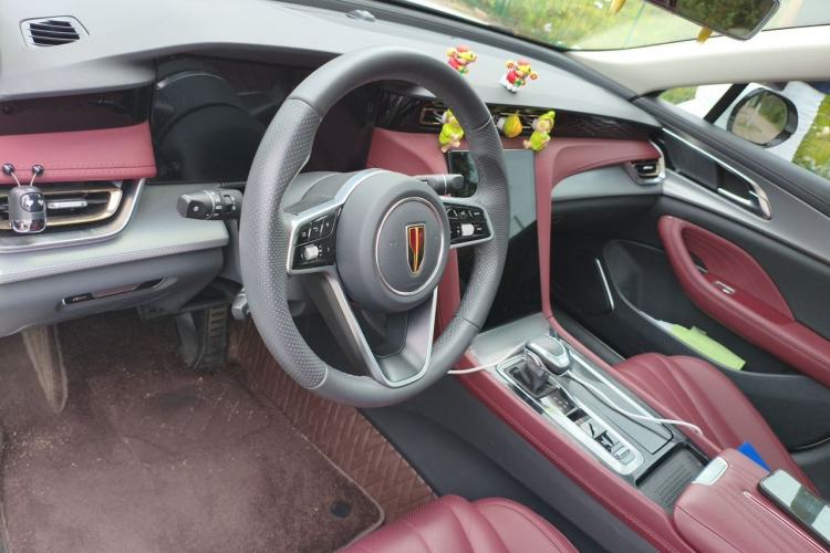 Used Hongqi H5 2024 2.0T Automatic Smart Connect Flagship Edition Center Console