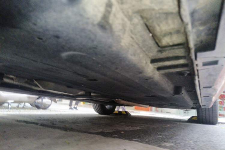 Used Hongqi H5 2024 2.0T Automatic Smart Connect Flagship Edition Chassis Front Left