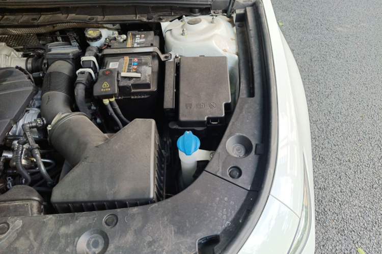Used Hongqi H5 2024 2.0T Automatic Smart Connect Flagship Edition Engine Bay Left