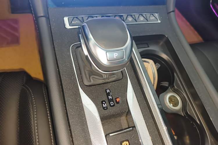 Used Hongqi H5 2024 2.0T Automatic Smart Connect Flagship Edition Gear Lever