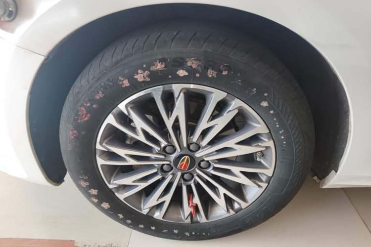 Used Hongqi H5 2024 2.0T Automatic Smart Connect Flagship Edition Left Front Wheel Hub