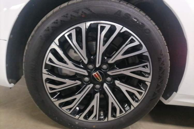 Used Hongqi H5 2024 2.0T Automatic Smart Connect Flagship Edition Left Front Wheel Hub