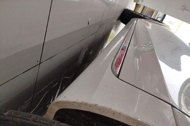 Used Hongqi H5 2024 2.0T Automatic Smart Connect Flagship Edition Left Side Sill