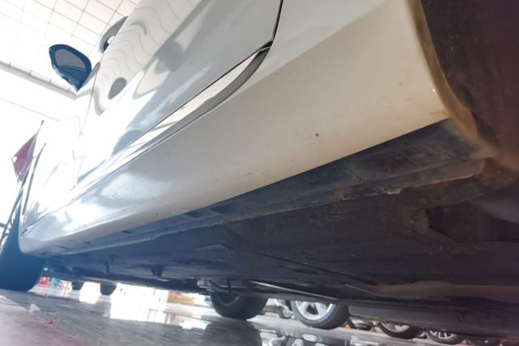 Used Hongqi H5 2024 2.0T Automatic Smart Connect Flagship Edition Left Side Sill