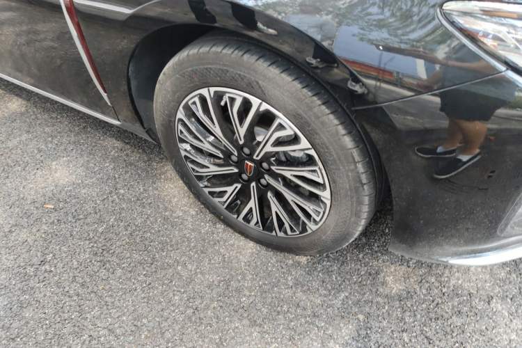 Used Hongqi H5 2024 2.0T Automatic Smart Connect Flagship Edition Right Front Wheel Hub